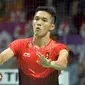 Pebulu tangkis tunggal Indonesia, Jonatan Christie melakukan servis ke arah pebulu tangkis Jepang Kenta Nishimoto pada babak semifinal Asian Games 2018 di Istora Senayan, Jakarta, Senin (27/8). Jonatan melaju ke final. (ANTARA FOTO/INASGOC/tom/18)