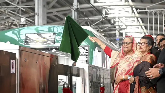 Perdana Menteri Bangladesh Sheikh Hasina menghadiri upacara peresmian layanan kereta metro di Dhaka pada 28 Desember 2022.