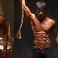 Demi film Happy New Year, Shahrukh Khan tidak saja membentuk tubuhnya menjadi six pack, tapi eight pack!