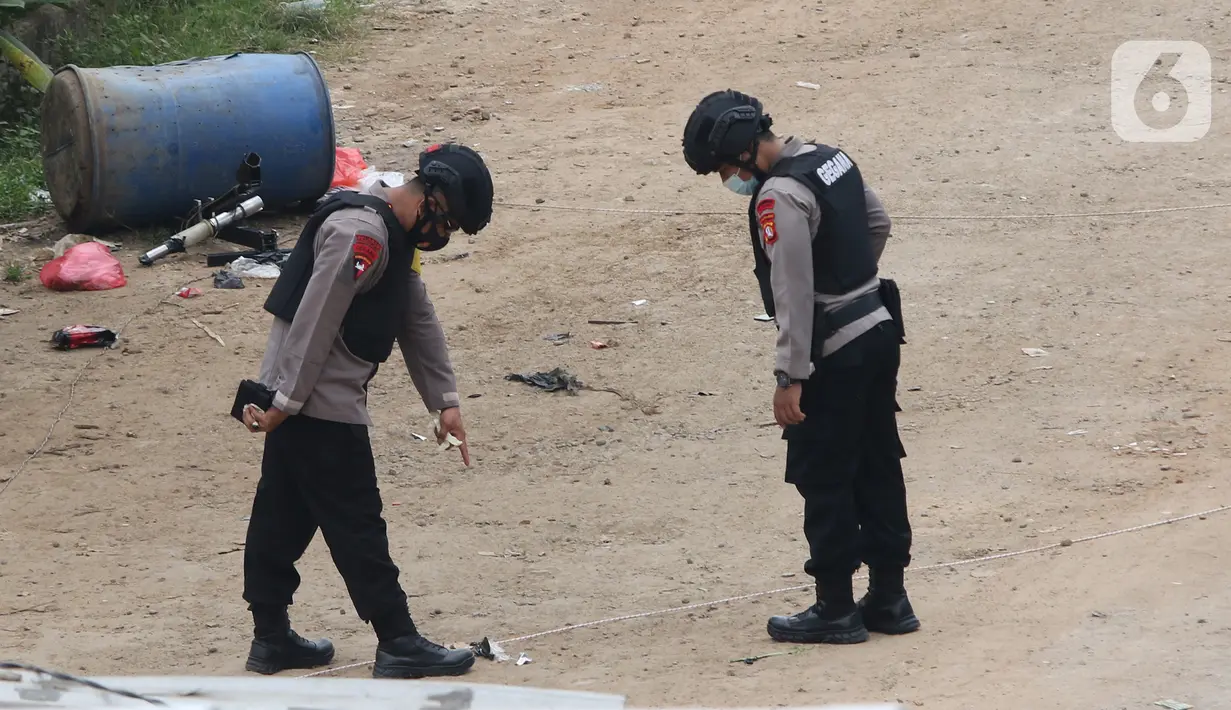 Tim gegana mengambil serpihan bekas ledakan dugaan bom di Kawasan Caman, Bekasi, Jawa Barat, Senin (23/8/2021). Benda mencurigakan yang diledakkan Tim Gegana Polda Metro Jaya itu menyerupai bom tetapi tidak mengandung bahan peledak. (Liputan6.com/Herman Zakharia)