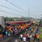 Akibat tabrakan itu, sejumlah gerbong kereta terlempar. (Photo by Dibyangshu Sarkar/AFP)