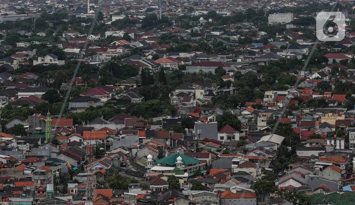Lanskap permukiman dan gedung pencakar langit dari Senayan, Jakarta, Jumat (6/11/2020). Wakil Presiden Ma'ruf Amin mengatakan strategi pengembangan ekonomi syariah yang berfokus pada kelompok masyarakat miskin & pelaku UMKM merupakan langkah efektif mengurangi kemiskinan. (Liputan6.com/Johan Tallo)