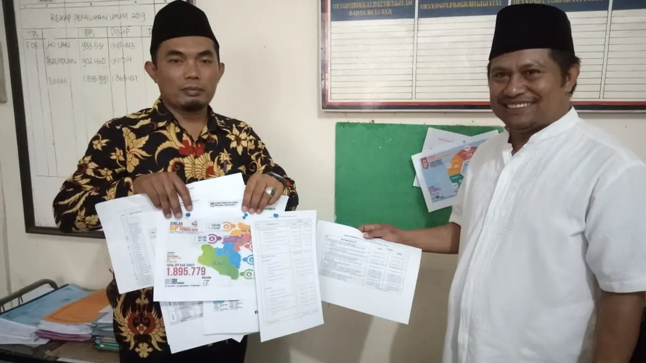Komisioner KPU Garut divisi perencanaan dan data, Dindin A Zaenudin menunjukan DPT orang gila