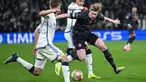 Pemain Manchester City, Kevin De Bruyne (kanan) berusaha melewati adangan sejumlah pemain FC Copenhagen pada laga 16 besar Liga Champions 2023/2024 di Copenhagen, Denmark, Rabu (14/02/2024) WIB. (AFP/Jonathan Nackstrand)