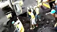 Video penemuan korban yang tertimbun batu bara karena kecelakaan kerja menjadi viral.