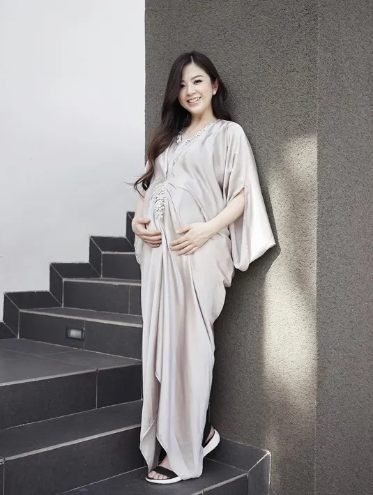 "Welcoming our angel Zylvechia Ecclesie Heckenbücker Love you," tulis Samuel Zylgwyn sebagai keterangan foto. (Foto: instagram.com/frandaaa87)