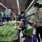 Orang-orang membeli makanan dan kebutuhan rumah tangga di sebuah supermarket di Beijing pada 25 April 2022. Kekhawatiran penguncian Covid memicu pembelian panik dan antrean panjang untuk pengujian massal di Beijing pada 25 April ketika otoritas China bergegas untuk membasmi wabah di ibu kota. (AFP/Noel Celis)