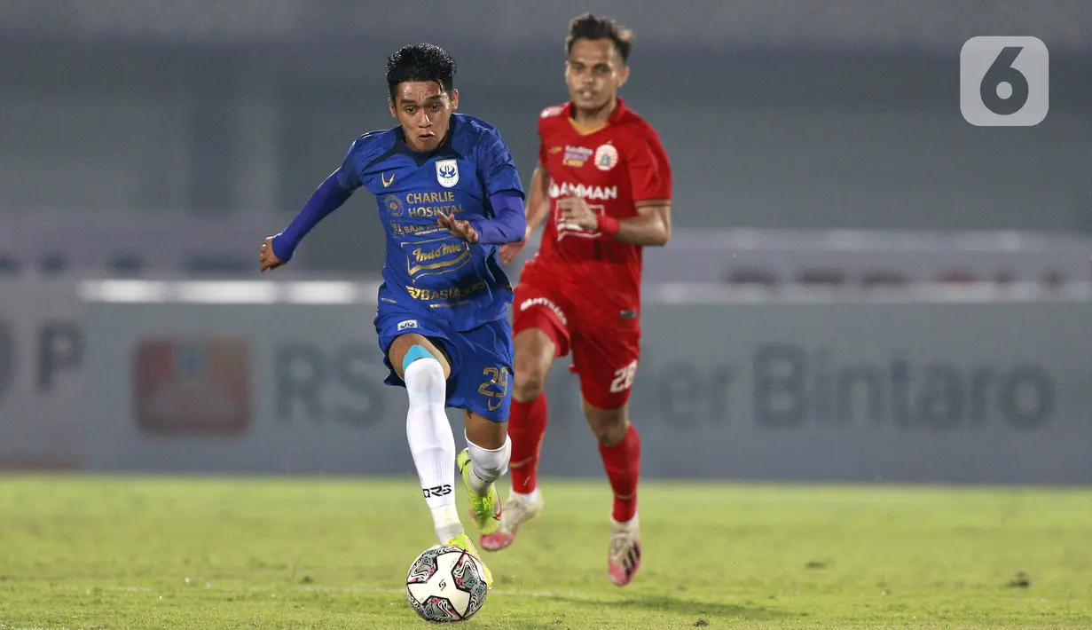 Pemain PSIS Semarang, Septian David Maulana, menggiring bola saat melawan Persija Jakarta pada laga BRI Liga 1 di Stadion Indomilk Arena, Tangerang, Minggu (12/9/2021). Pertandingan berakhir 2-2. (Bola.com/M. Iqbal Ichsan)