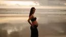 Dalam masa kehamilan, wanita kelahiran 20 Oktober 1987 ini juga turut membagikan maternity shoot yang dilakukan. Maternity shoot yang dilakukan di tepi pantai ini juga memperlihatkan baby bump Nadia Saphira. (Liputan6.com/IG/@nadsap)