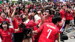 Penggemar sepak bola merayakan gol pertama yang dicetak Timnas Korea Selatan ke gawang Republik Ceko pada pertandingan sepak bola Grup A Piala Dunia 2026, di tempat penonton umum di Seoul, Korea Selatan, Jumat 12 Juni 2026. (AP Photo/Ahn Young-joon)