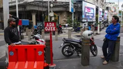 Pemerintah sedang mengkaji mekanisme agar pelaku Usaha Mikro Kecil dan Menengah (UMKM), termasuk pengemudi ojek online (ojol), tetap dapat menggunakan Bahan Bakar Minyak (BBM) subsidi secara langsung, tanpa melalui bantuan langsung tunai (BLT). (Liputan6.com/Angga Yuniar)