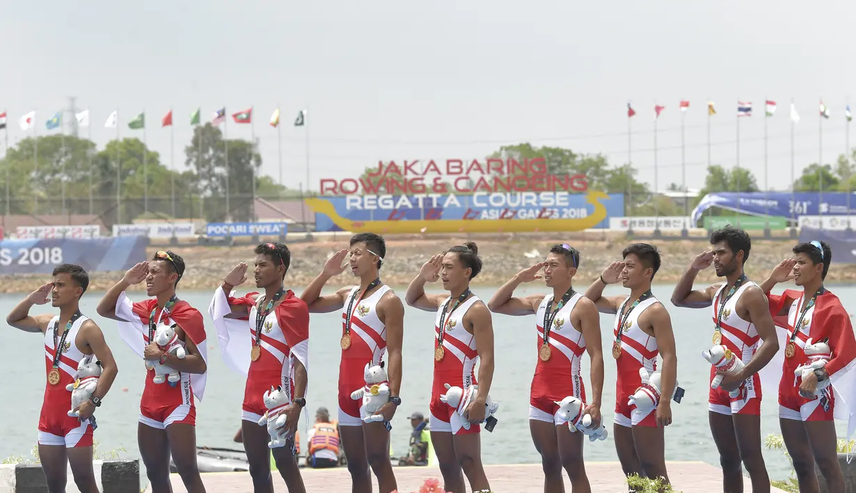 Tim dayung Indonesia menyanyikan lagu Indonesia raya pada Asian Games di JSC Lake Jakabaring, Sumatera Selatan, Jumat (24/8/2018). Tim dayung persembahkan emas ke sembilan untuk Indonesia. ANTARA FOTO/INASGOC/Nova Wahyudi/nym/18