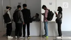 Pencari atau pelamar kerja antre untuk mengikuti Mega Bekasi Job Fair di Mall Mega Bekasi, Jawa Barat, Selasa (17/10/2023). (merdeka.com/Imam Buhori)