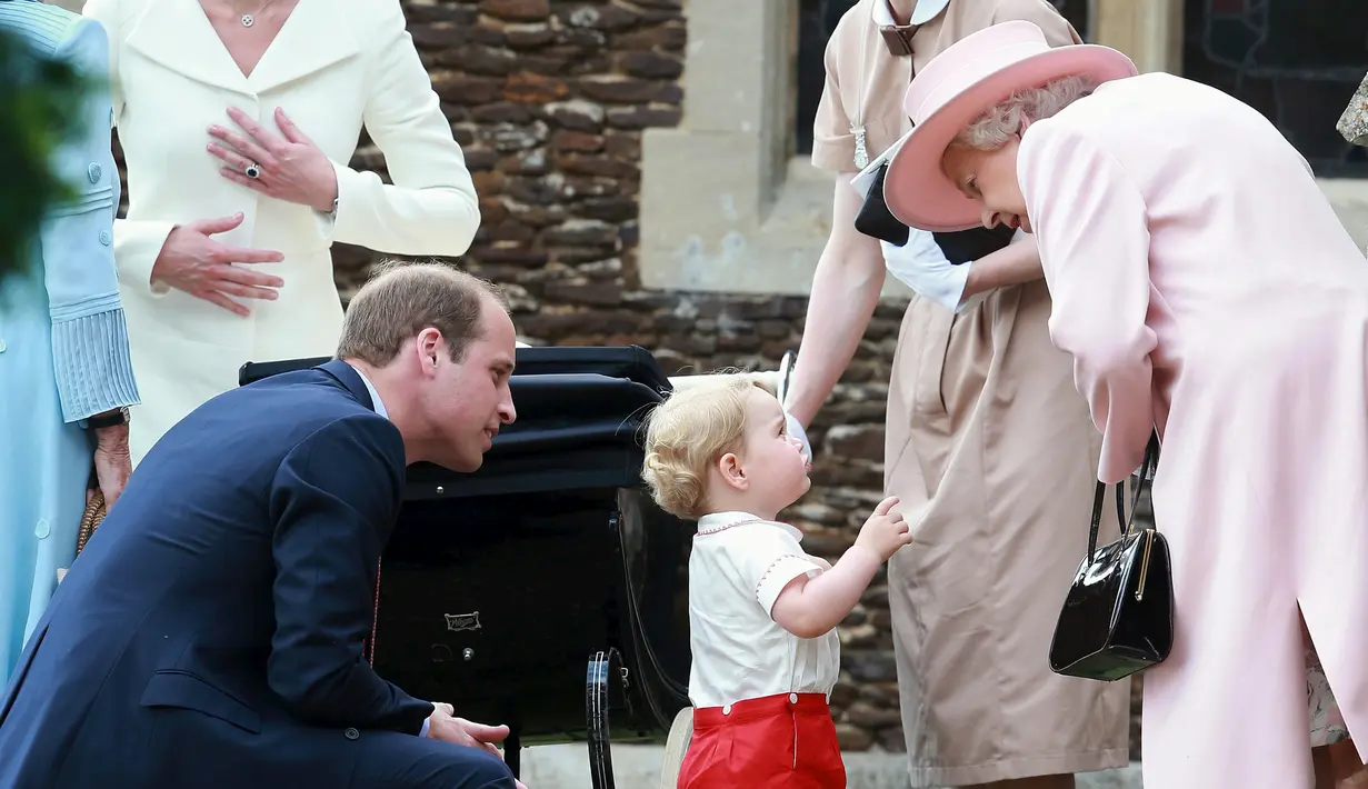 Ratu Elizabeth II (kanan) terlihat berbicara dengan cicitnya, Pangeran George setelah upacara pembatiisan Putri Charlotte di Gereja St Mary Magdalene di Sandringham, Inggris, Minggu (5/7/2015). (REUTERS/Chris Jackson/Pool)