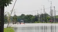 Jalan Porong Sidoarjo terendam banjir akibat hujan deras. (Dian Kurniawan/Liputan6.com)