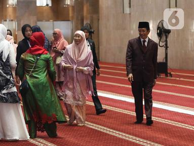 Istri Perdana Menteri Malaysia, Wan Azizah Wan Ismail didampingi Imam Besar Masjid Istiqlal Nasaruddin Umar saat mengunjungi Masjid Istiqlal, Jakarta Senin (9/1/2023). Wan Azizah tampak mengenakan pakaian berwarna pink. (Liputan6.com/Herman Zakharia)