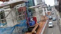 Suasana konstruksi layang proyek LRT yang sepi dari aktivitas di kawasan Kuningan, Jakarta Selatan, Rabu (21/2). Namun untuk bagian bawah pengerjaan tetap dilakukan. (Liputan6.com/Immanuel Antonius)