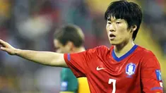 Kapten Timnas Korsel Park Ji-Sung ketika beraksi dalam laga Grup C Piala Asia 2011 melawan Australia yang berakhir 1-1 di Doha, Qatar, 14 Januari 2011. AFP PHOTO/KARIM JAAFAR