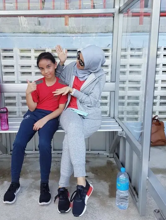 Dalam foto lain, Bella rela mengalahkan pekerjaannya lantaran ia haru mendampingi putri cantiknya yang ikut lomba lari. Ia pun bersyukur lantaran putrinya tersebut juara 1. (Instagram/laudyacynthiabella)