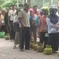 Warga Banyuwangi mengantre gas 3 kg yang langka di pasaran. (Istimewa)