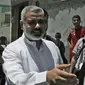 Perdana Menteri Palestina Ismail Haniyeh berjabat tangan dengan para simpatisan di akhir salat Jumat di kamp pengungsi Al-Shati, Kota Gaza, 16 Juni 2006. Garda Revolusi Iran mengatakan pada 31 Juli 2024 bahwa kepala kelompok militan Hamas Palestina, Ismail Haniyeh, tewas di Teheran bersama salah satu pengawalnya. (Dok: MOHAMMED ABED / AFP)