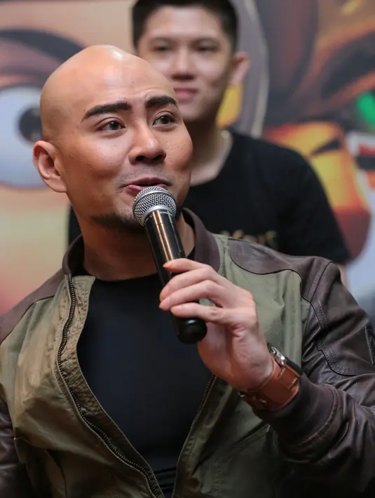 "Mereka orangtua yang hebat, mereka hebat. Kalau fans bilang aku kuat, berarti orangtuaku lebih kuat," Rina Nose menjawab sambil terisak dalam wawancara tersebut. (Adrian Putra/Bintang.com)