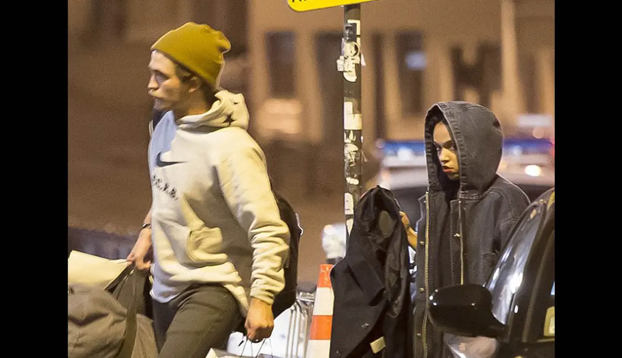 Robert Pattinson terlihat mesra dengan FKA Twigs di Paris setelah sebelumnya kekasihnya itu mendapat bullying dari haters di situs jejaring sosial, (15/10/14). (Dailymail)