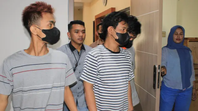 Sekelompok pecandu narkoba dan bandar keroyok rekannya sendiri karena menduga sebagai cepu polisi. Korban M (34) alami luka parah di bagian kepala.