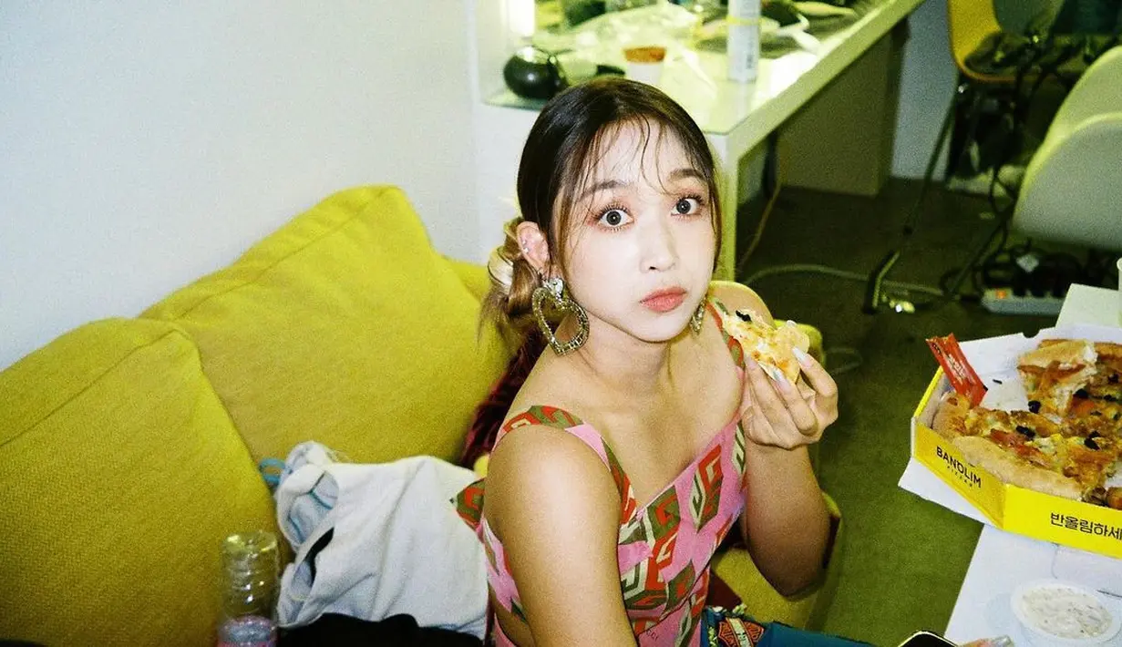 Dita Karang tidak hanya terkenal karena hobinya bercanda dan bicara dalam Bahasa Indonesia, namun juga parasnya yang rupawan. Di sini, ia terlihat sedang full makeup, dengan outfit crop top tanpa lengan, dan tatanan rambut messy look. Foto: Instagram.