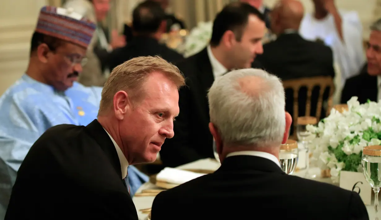 Pejabat Sekretaris Pertahanan Patrick Shanahan menghadiri buka puasa bersama di Ruang Makan Negara Gedung Putih, Senin (13/5/2019). Buka bersama yang dikemas layaknya jamuan makan malam sesuai tradisi Barat itu mengundang duta besar negara-negara berpenduduk mayoritas muslim (AP/Manuel Balce Ceneta)