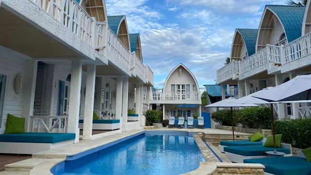 Menikmati Sunset dengan Nuansa Yunani di Santorini Beach Resort Gili Trawangan.