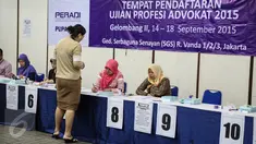 Seorang calon peserta melakukan pendaftaran ujian profesi Perhimpunan Advokat Indonesia (Peradi) gelombang kedua di di Gedung Serbaguna Senayan, Jakarta, Senin (14/9/2015). (Liputan6.com/Faizal Fanani)