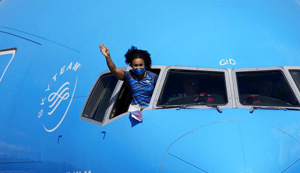 Medali emas yang berhasil diraihnya itu pun dipersembahkan Dajomes untuk sang ibu dan saudara laki-lakinya. (Foto: AP/Dolores Ochoa)