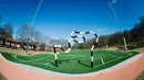 Pemandangan dari lapangan Puckelboll di Skarholmen, Stockholm, Swedia, 11 April 2016.  Lapangan bergelombang karya seni dari Johan Storm ini juga memiliki gawang yang bergelombang. (Jonathan NACKSTRAND/AFP)