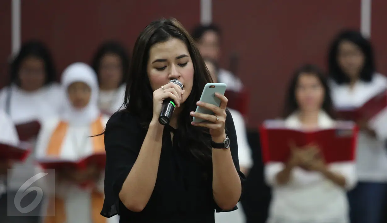 Penyanyi Raisa saat latihan untuk konser "3 Dekade Cinta Chrisye" di kawasan Fatmawati, Jakarta, Jumat (26/8). Konser ini akan melibatkan beberapa artis lintas generasi. (Liputan6.com/Herman Zakharia)