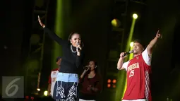 Aksi panggung Iwa K bersama Denada dalam malam Pesta Rakyat Konser Kemerdekaan  di Senayan, Jakarta, Rabu (17/8). Acara konser HUT ke-71 Kemerdekaan RI digelar di lapangan ex Golf Driving Range Senayan. (Liputan6.com/Faizal Fanani