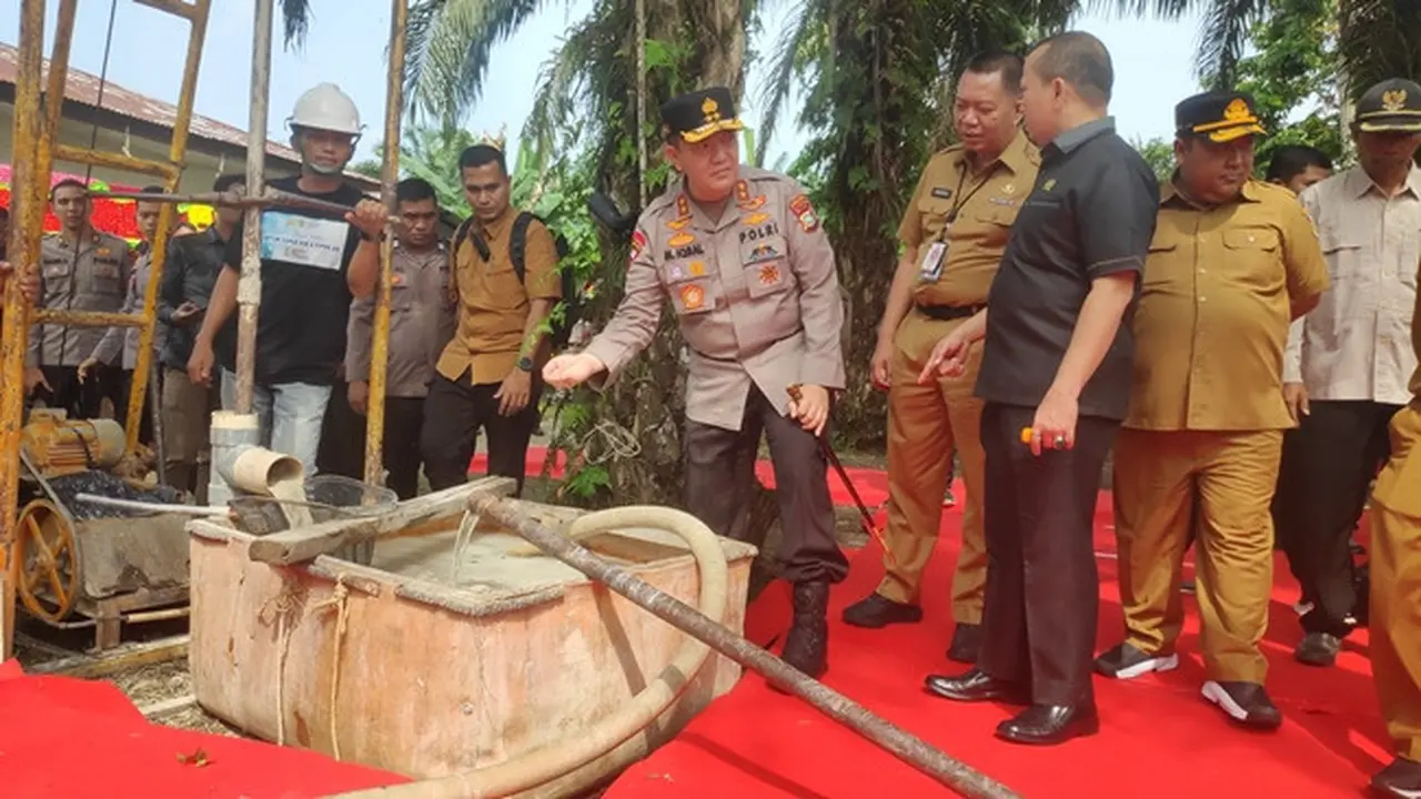 Kapolda Riau Irjen Mohammad Iqbal melihat air dari sumur bor yang diserahkan kepada masyarakat Pekanbaru untuk memenuhi kebutuhan air bersih.