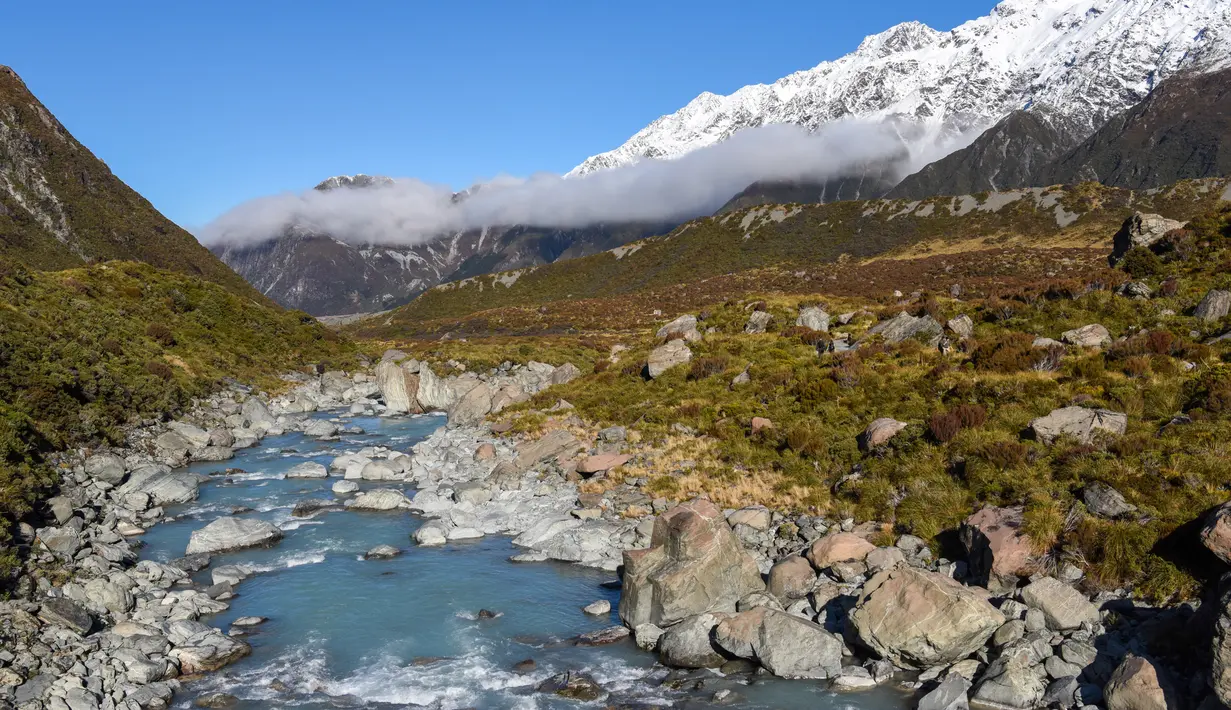 Lanskap di Taman Nasional Aoraki/Mount Cook di Pulau Selatan, Selandia Baru pada 13 Juli 2020. Taman Nasional Aoraki/Mount Cook terdiri dari 19 puncak yang berada di ketinggian setidaknya 3.000 meter di atas permukaan laut, Gletser Tasman, serta banyak danau glasial. (Xinhua/Guo Lei)