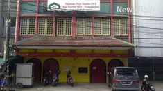 Bangunan di jalan Lautze nomor 87-89 ornamen lampion nampak bukan bangnan masjid. Namun lokasi itu merupakan tempat ibadah umat muslim.