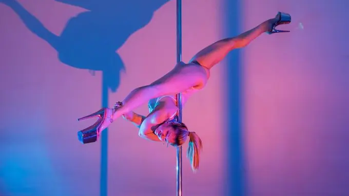 Amy Bond sedang pole dance