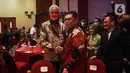 Ketua DPP PDIP Utut Adianto (kanan) bersalaman dengan Gubernur Jawa Tengah yang juga kader PDIP Ganjar Pranowo saat menghadiri acara Anugerah Keterbukaan Informasi Publik Tahun 2022 di Tangerang, Banten, Rabu (14/12/2022). Partai Demokrasi Indonesia Perjuangan (PDIP) kembali berhasil meraih penghargaan Anugerah Keterbukaan Informasi Publik Tahun 2022 dari Komisi Informasi Pusat (KIP) RI yang diwakili oleh Ketua DPP PDIP Utut Adianto. (Liputan6.com/Johan Tallo)