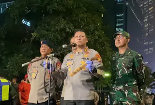 Polisi temukan pisau dan golok saat demo mahasiswa. (Liputan6.com/ Rifqy Alief Abiyya)