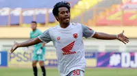 Ilham Udin Armaiyn mencetak gol ke gawang Persik Kediri. Ia jadi penentu kemenangan PSM Makassar pada pekan keempat BRI Liga 1 di Stadion Wibawa Mukti, Cikarang, Kamis (23/9/2021). (Bola.com/Muhammad Iqbal Ichsan)