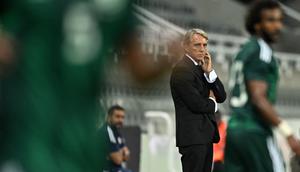 Roberto Mancini (tengah), menjalani tugas perdananya sebagai pelatih Timnas Arab Saudi dalam laga uji coba melawan Timnas Kosta Rika yang berlangsung di St James Park, Inggris, Sabtu (9/9/2023) dini hari.  Setelah melepas jabatan sebagai pelatih Timnas Italia, kini Mancini menjadi pelatih terkaya dengan nilai kontrak menembus 20 juta euro per tahun. (AFP/Oli Scarff)