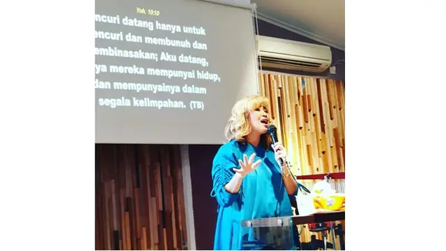 Wanita 39 tahun ini juga masih bernyanyi untuk mengisi beberapa acara off air.