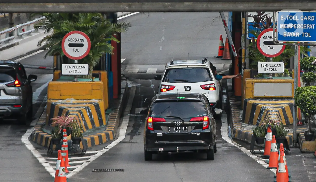 Sejumlah pengguna jasa tol saat melakukan transaksi pembayaran di gerbang tol Semanggi, Jakarta, Sabtu (5/11/2022). Pemerintah berencana untuk mengimplementasikan bayar tol nontunai 'jarak jauh' atau nirsentuh mulai Desember 2022.  Sistem MLFF ini diharapkan bisa berjalan dengan baik dan dapat digunakan di seluruh ruas tol pada akhir 2023. Dengan demikian, maka pada 2024 semua ruas tol menggunakan sistem MLFF. (Liputan6.com/Faizal Fanani)