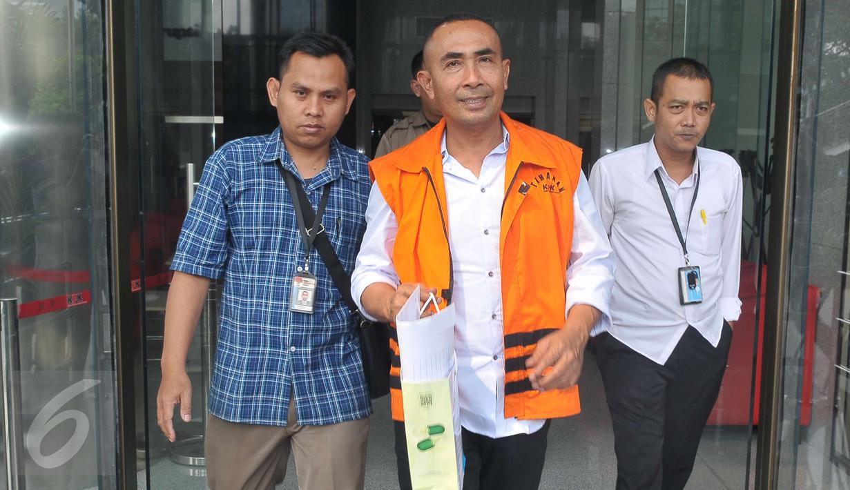 Ekspresi Samsu Umar Samiun usai kembali menjalani pemeriksaan di KPK, Jakarta, Selasa (16/5). Umar Samiun diduga menyuap mantan Ketua MK, Akil Mochtar lewat transfer ke rekening CV Ratu Samagat. (Liputan6.com/Helmi Afandi)