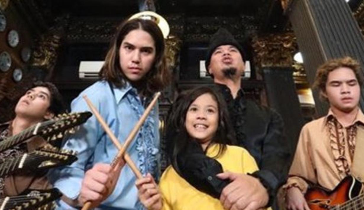 Safeea sangat bersyukur memiliki ketiga kakak yang sayang padanya. Al, El dan Dul selalu mencurahkan kasih sayang yang besar untuk adiknya tersebut. Tak heran, kini Al, El dan Dul tak ragu tunjukkan rasa sayang ke Safee dengan peluk dan rangkul. (Liputan6.com/IG/elelrumi)