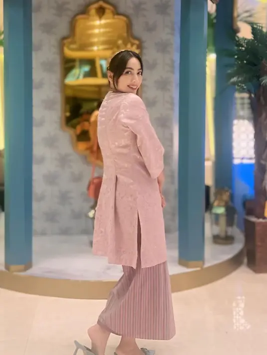 Uniknya, baju Melayu diusung menjadi tema dresscode bukber tersebut. Hesti Purwadinata pun tampil totalitas mengenakan baju kurung melayu. [@hestipurwadinata]