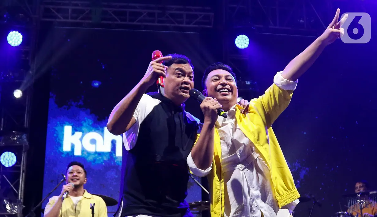 Kahitna membawakan lagu hits mereka seperti 'Cantik', 'Mantan Terindah', dan 'Andai Dia Tahu'. (Liputan6.com/Herman Zakharia)